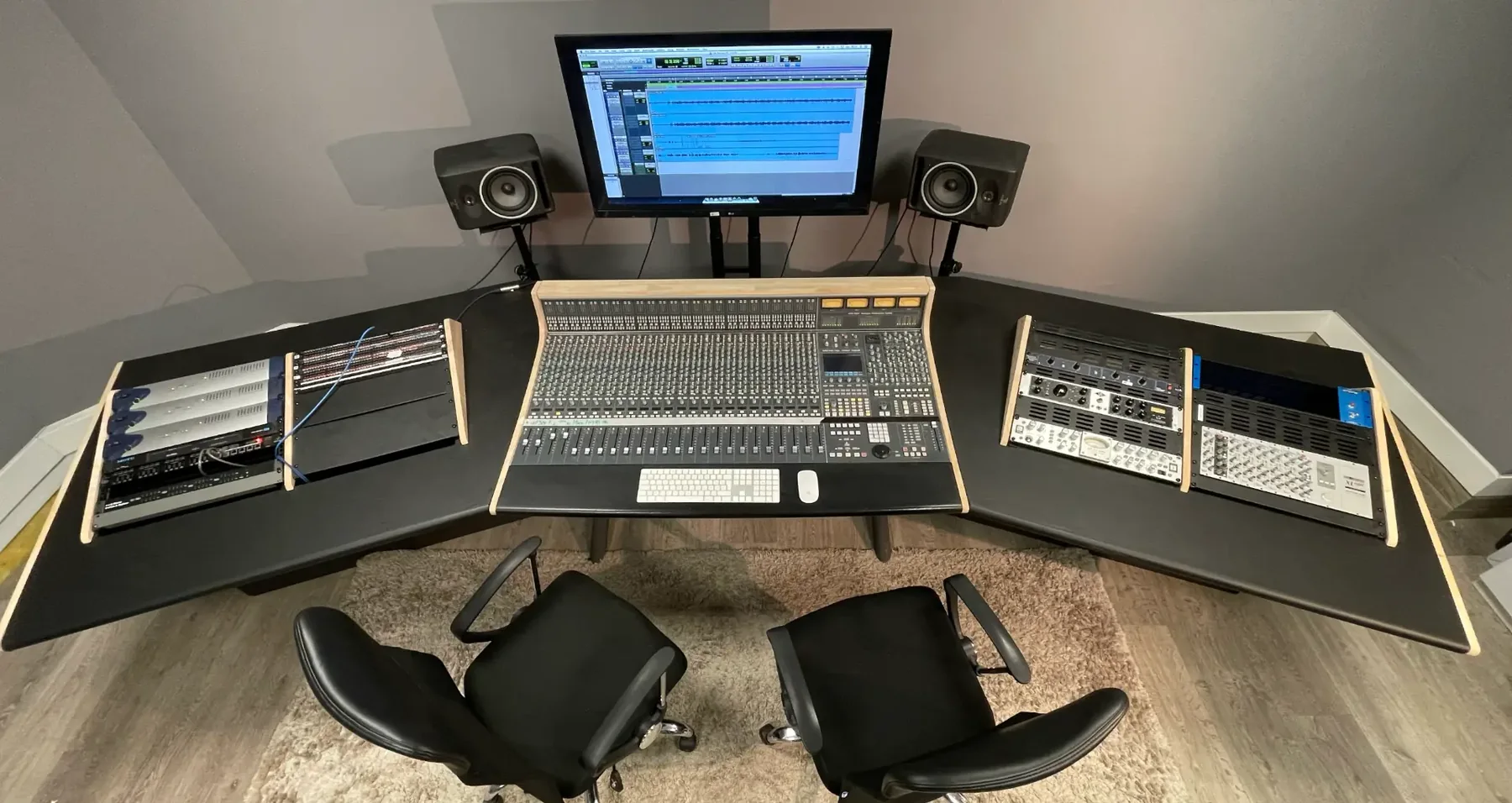 Régie d'enregistrement avec console SSL AWS 900, racks et écoutes de proximité