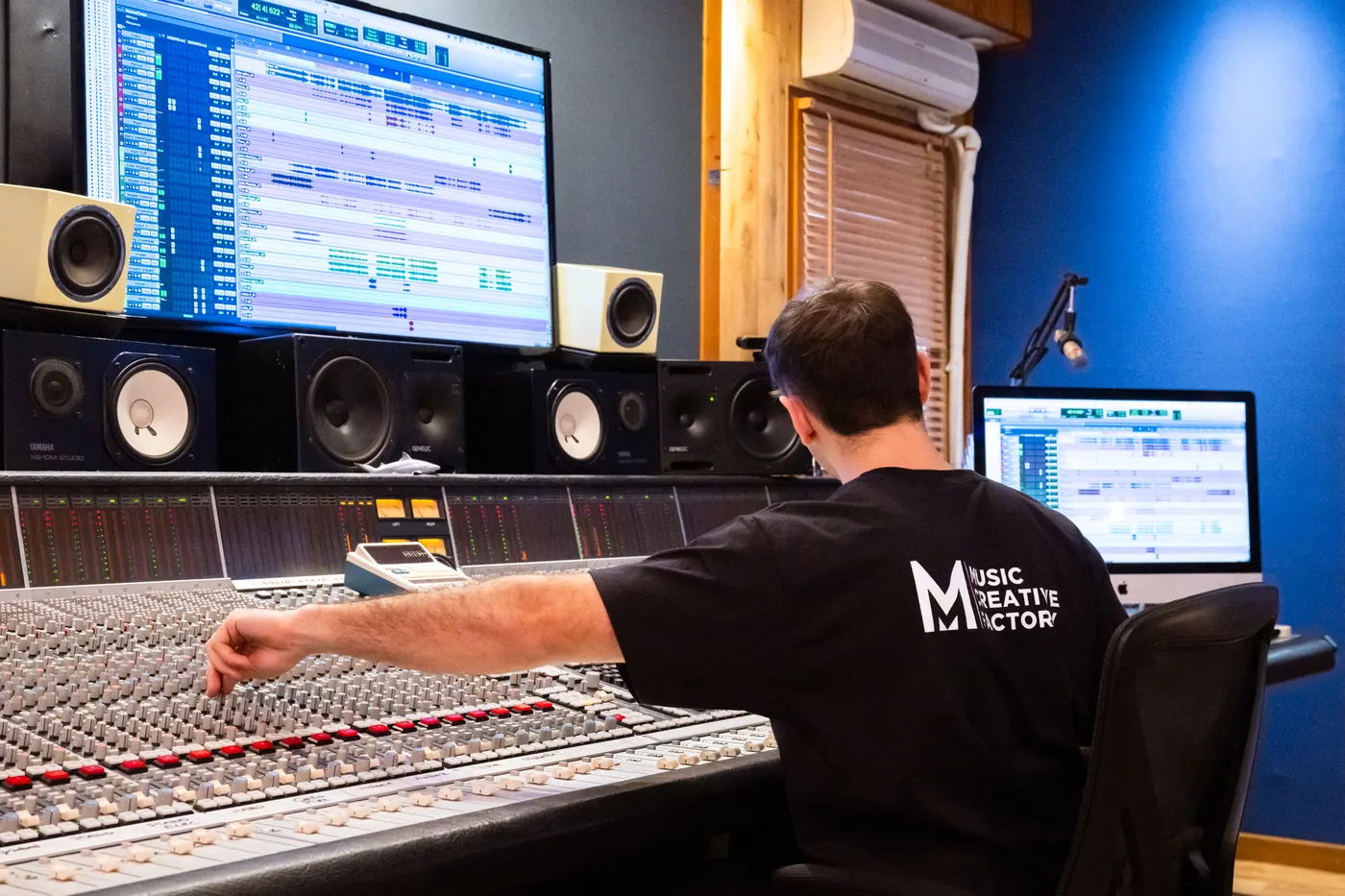 Formateur en session de mixage en régie