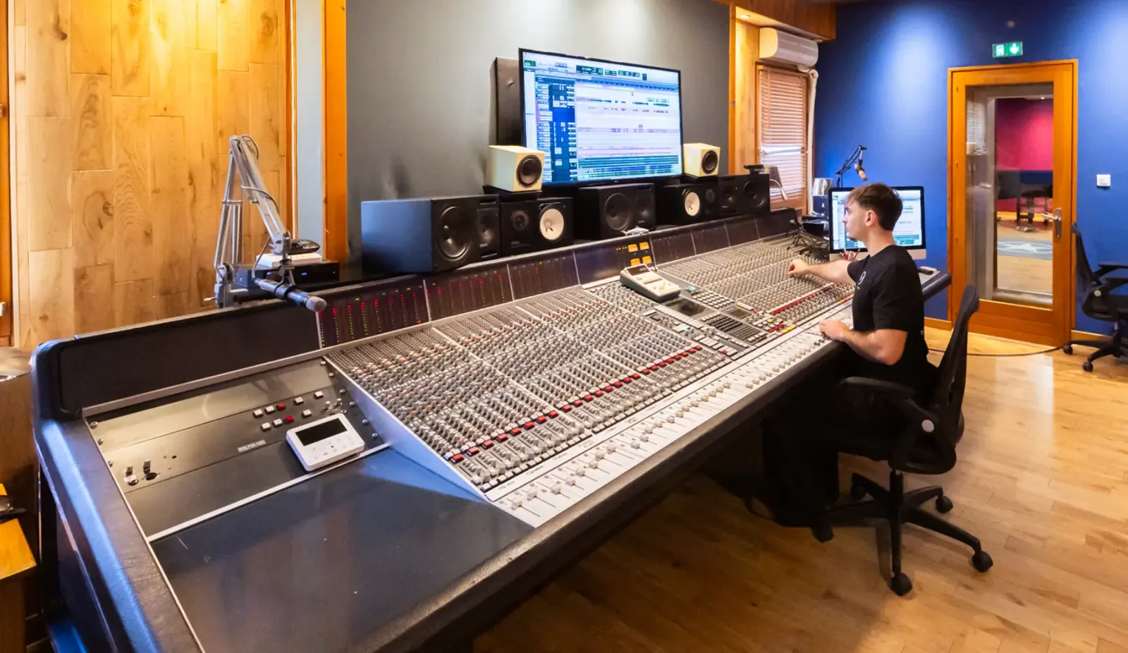 Ingénieur du son en régie sur console analogique SSL