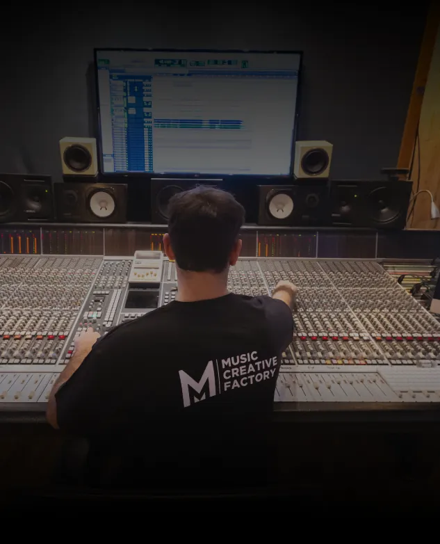 Ingénieur du son Music Creative Factory aux commandes d'une console de mixage analogique